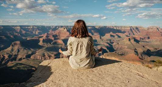 Wie man glücklich aufwacht: Ein Leitfaden für die morgendliche Meditation