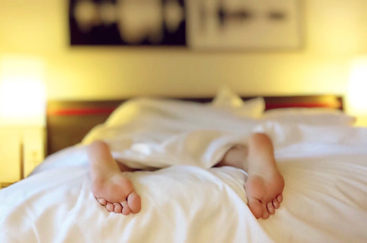 Auf dem Bauch: Vorteile, Nachteile und Tipps für das Schlafen in der Bauchlage